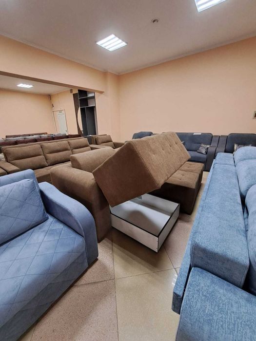 Диван с двумя пуфами