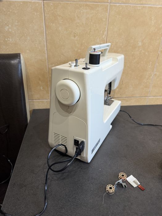 Masina de cusut Privileg coase materiale groase