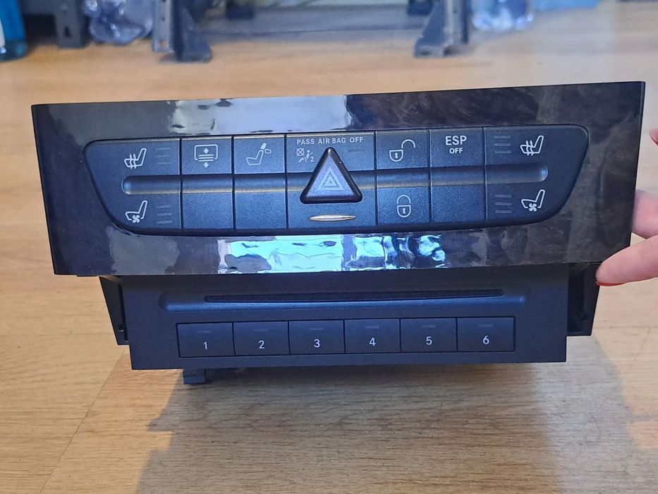 Panou comenzi Consolă Centrală Mercedes W211 E-Class FULL OPTIONS (Scaune Ventilate/Încălzite) + Magazie 6 CD – Lemn Rădăcină Nuc – Cod A2116800552