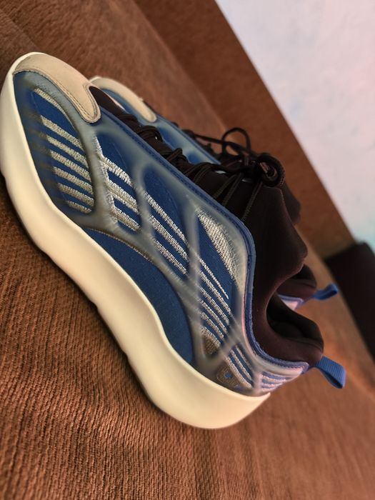 Yezzy V3 700 azareth