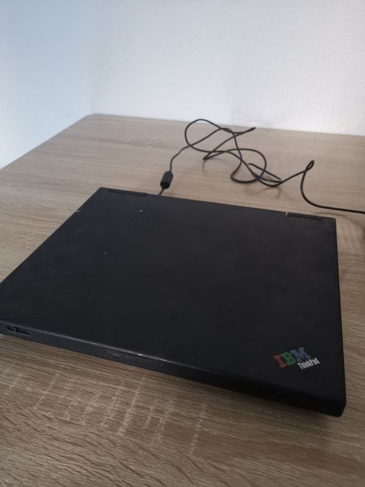 IBM thinkpad T22 cu procesor pentium 3 900mhz si 512mb ram