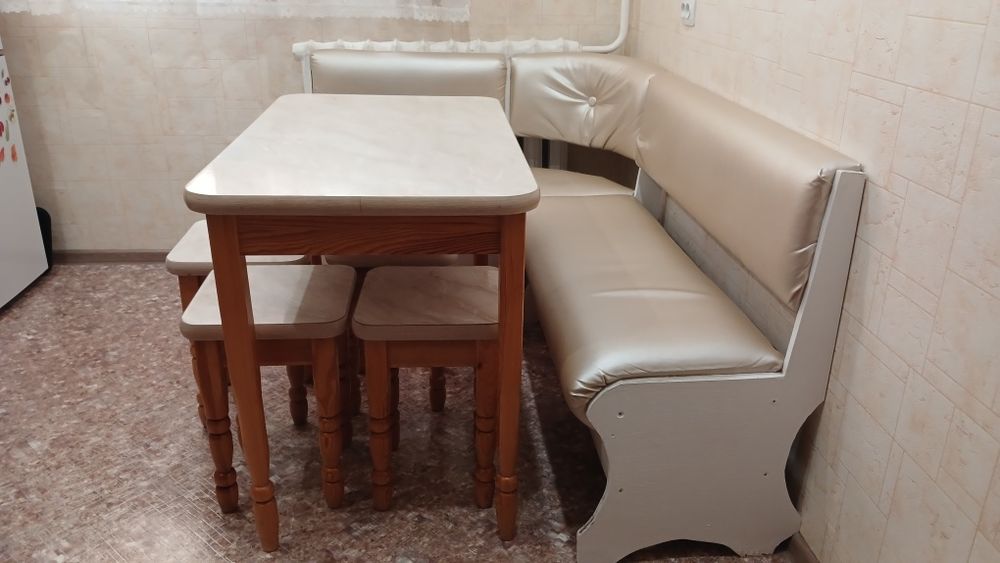 Продам диван, стол и 4 табурета