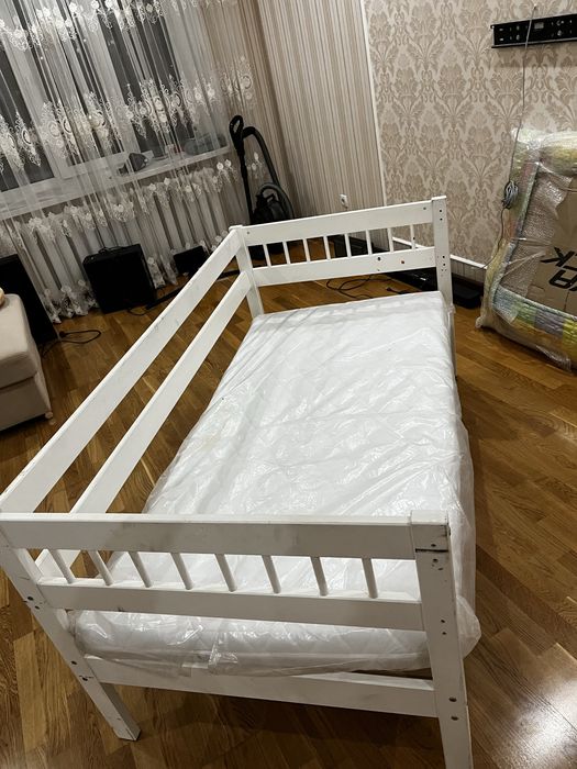 Продам детскую кровать с матрацом
