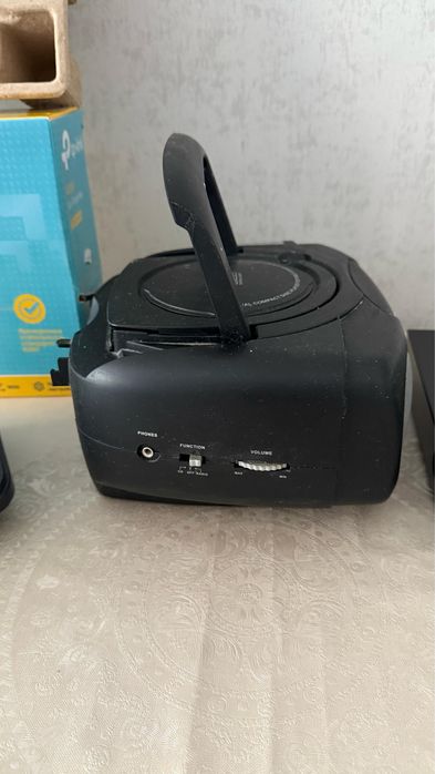 DVD , мини музыкальный центр wifi роутер, телефон.