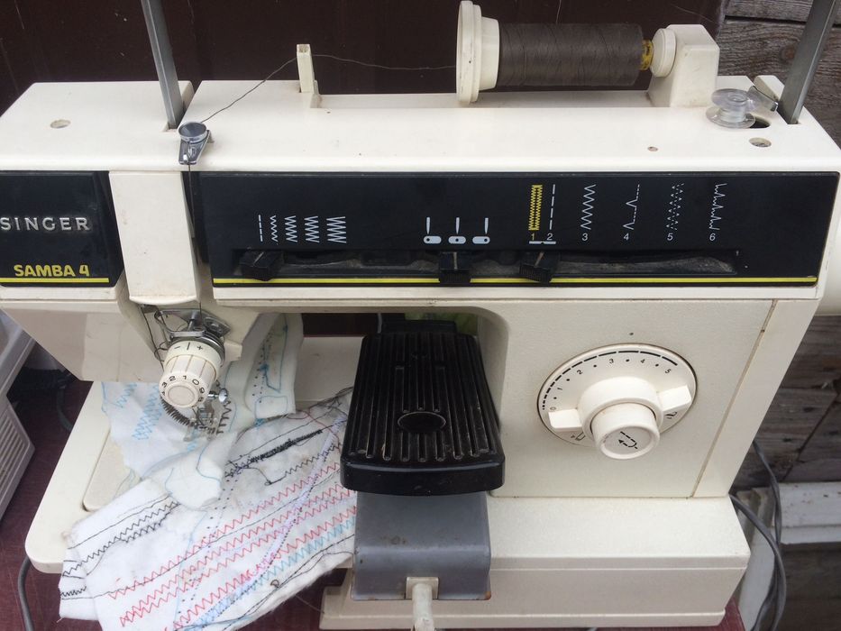 Vând mașina de cusut Singer