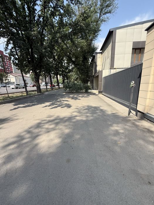 Парковочные места.