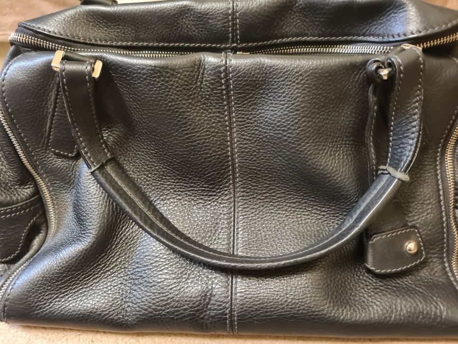 Дамска, пътна чанта от естествена кожа със катинарчета към закопчаващи