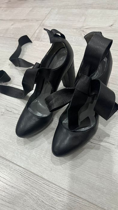 Кожаная обувь черная