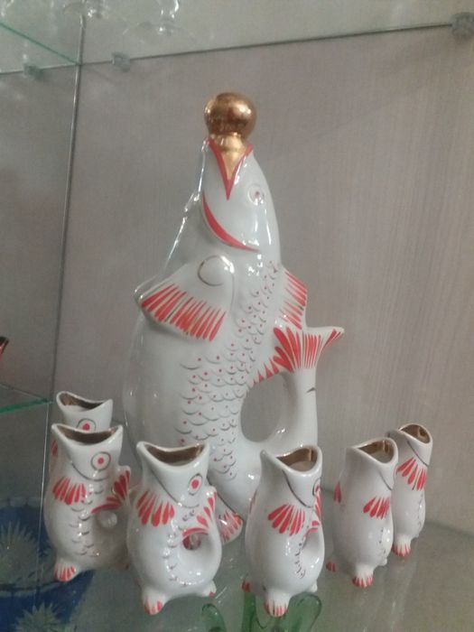 Фарфоровый набор "Рыбки" графин и 6 рюмок 50-60годов СССР.