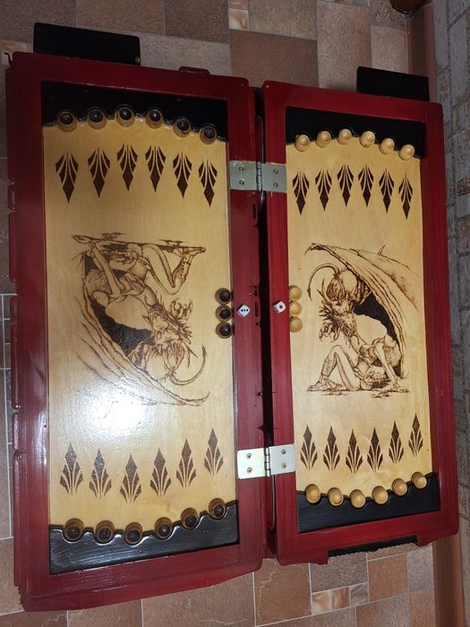 Необычные нарды в виде машинки.