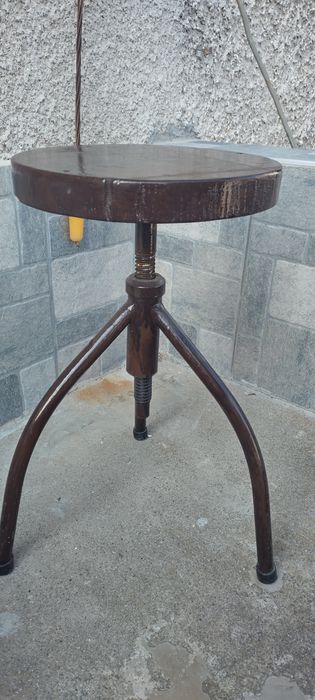 Трикрако старо въртящо столче медицинско