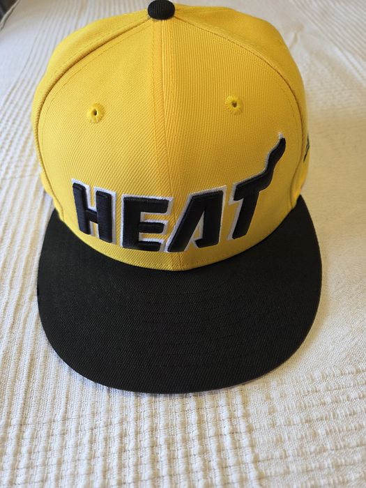 Sapca SnapBack NewEra Miami Heat NBA negru/galben. Impecabila.