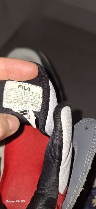 Adidasi mărimi diferite