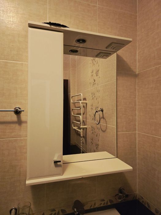 Шкаф с зеркалом в ванную