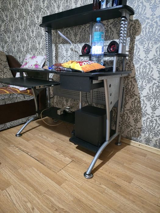 Birou de computer metalic cu lemn de calitate superioara stare bună