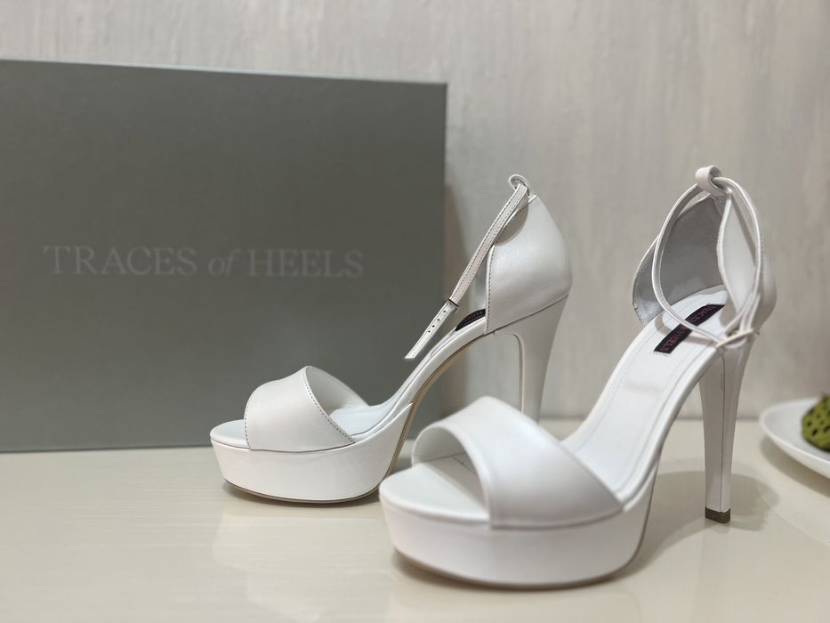 Pantofi cu toc și platforma TRACES of heels