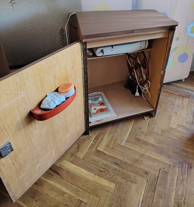 Шевна машина в шкаф
