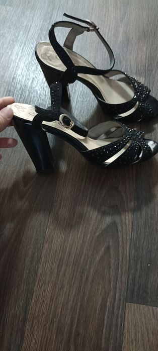 Продам красивые босоножки