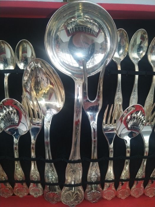 Италиански посребрени прибори за хранене. 
Комплекта е в кутия и е за