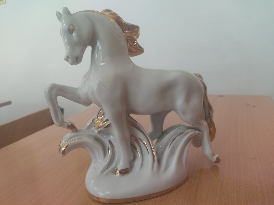 Фарфоровая статуэтка "Конь огонь"