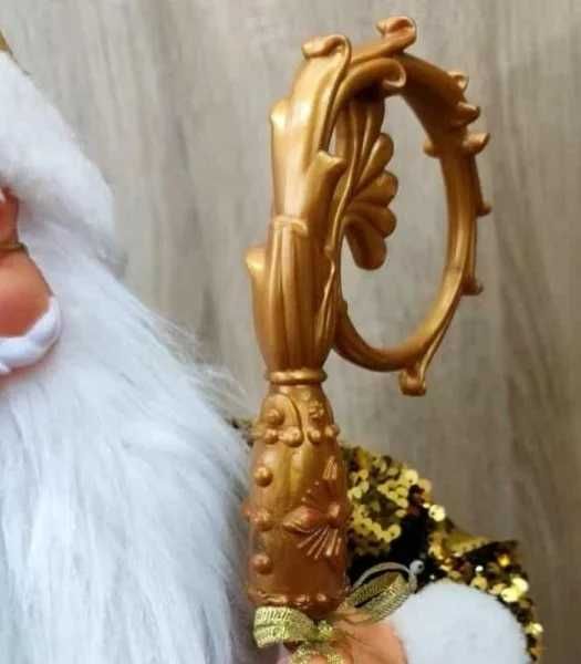 Елегантен златист Дядо Коледа с дълго пухкаво палто и жезъл