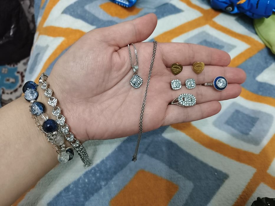 Отдам  украшения