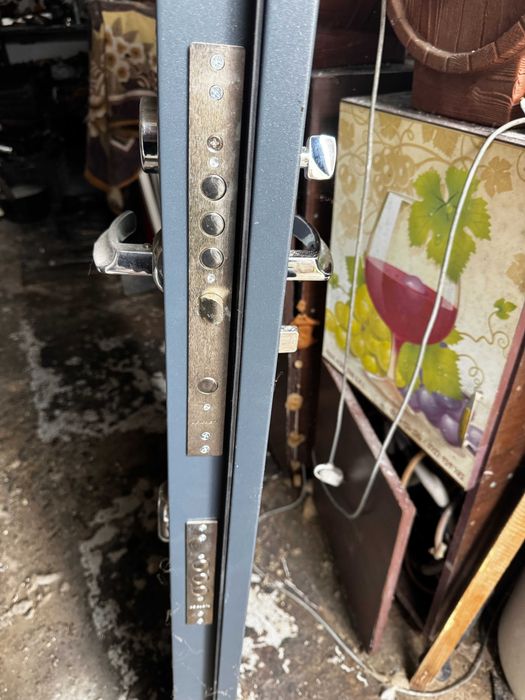 Vand 2 usi  metalice securizate