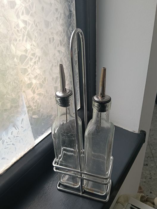 2 recipiente cu suport pentru ulei și oțet in stare bună