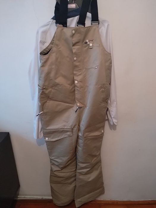 Echipament snowboard / ski ( placa , pantaloni geaca, mănuși, casca )