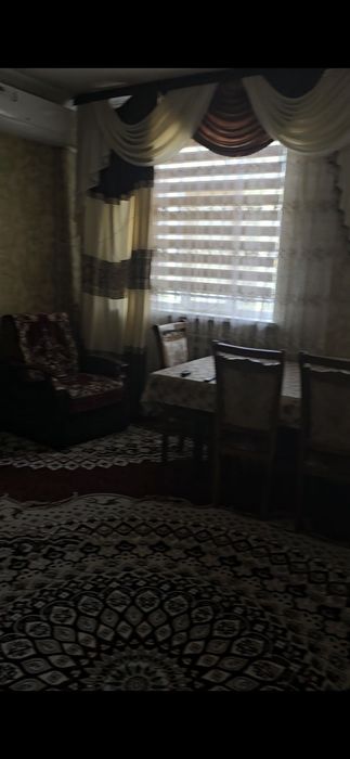 Стол и стулья для гостинной