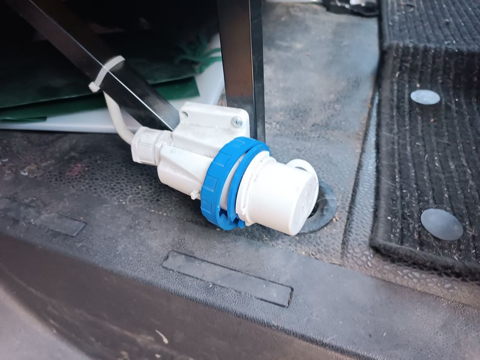 Продавам Опел Мовано на части