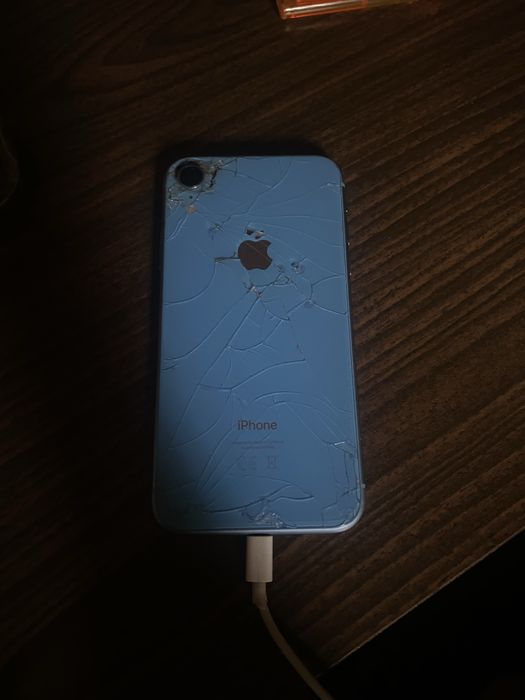 Vand iphone xr in stare buna saptele e doar spart