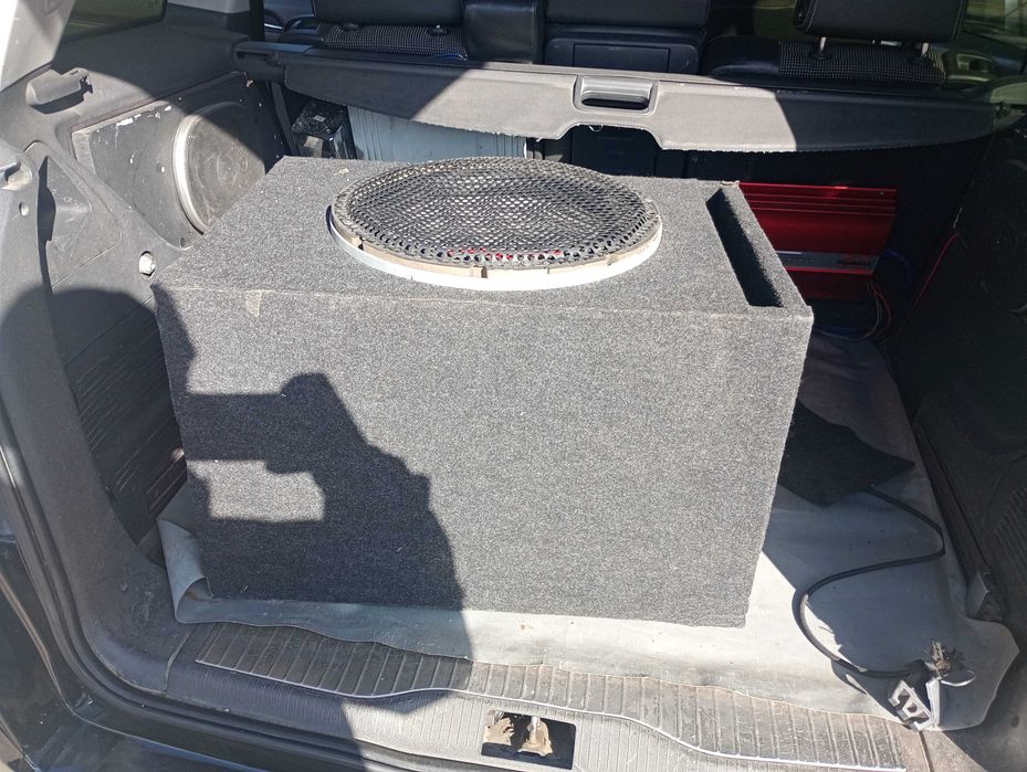 Бас каса Alpine 15 инча с усилвател и силов кондензатор