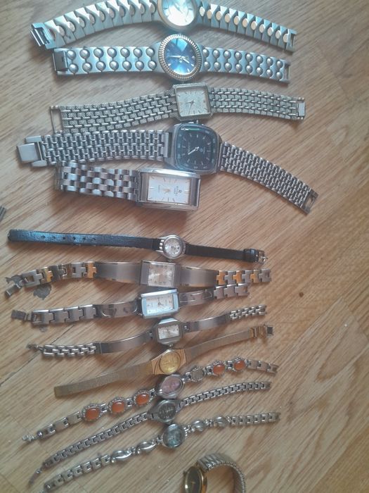 Часы разные старые некоторый ходит