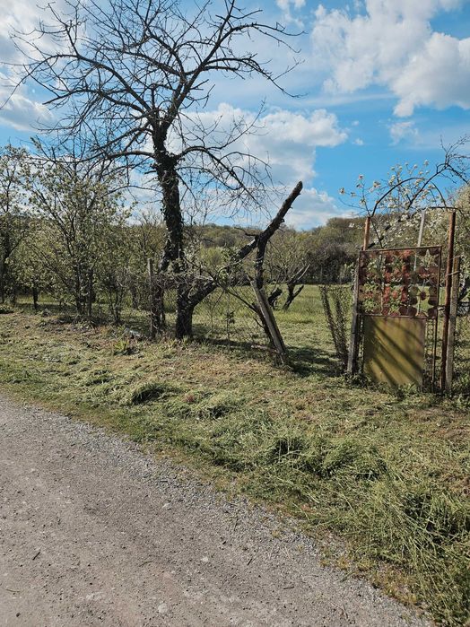 Дворно място 600кв м  без постройка с Слънчево 95ев. кв.м. ток вода 21м.лице към улица.