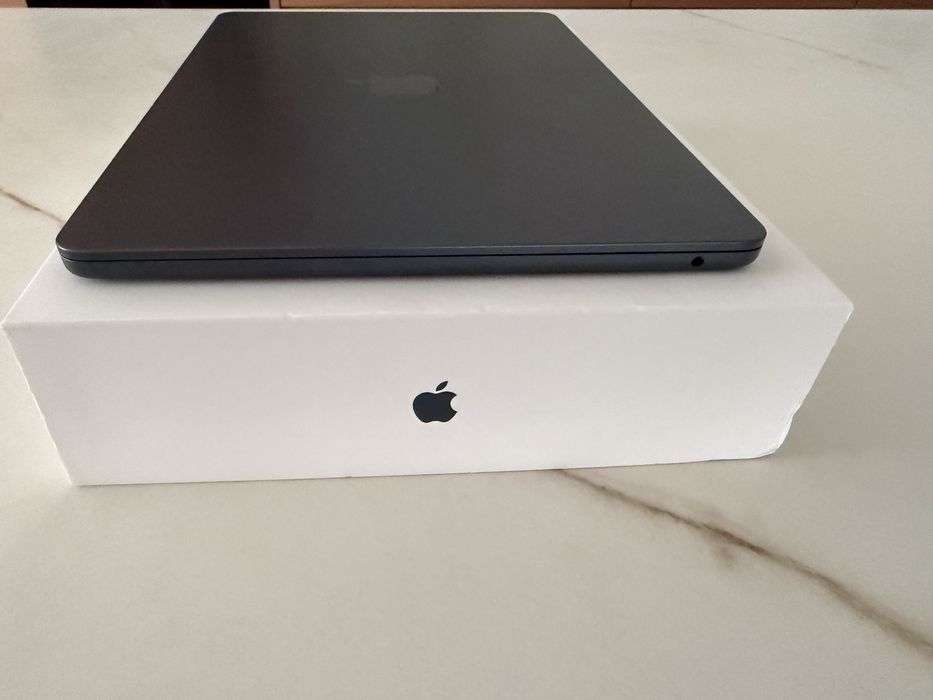 Macbook Air  13.6 inches with M2 chip- Midnight 16 GB Ram SSD 256GB