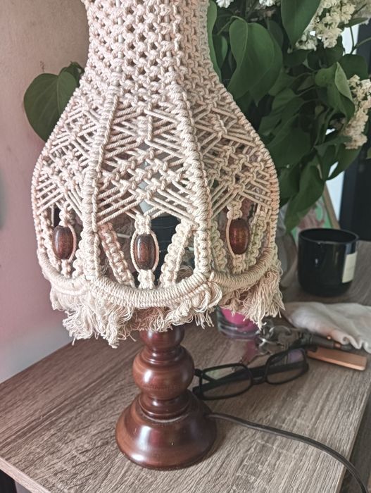 Lampă cu abajur din macrame