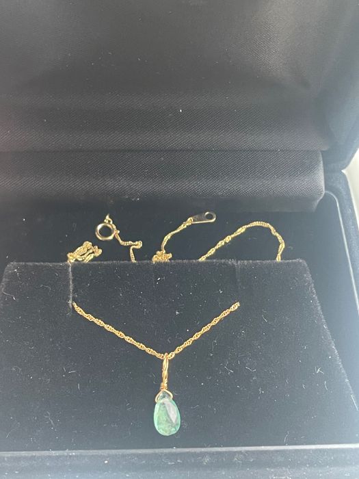 Lanț din aur 18k având un pandant cu smarald natural