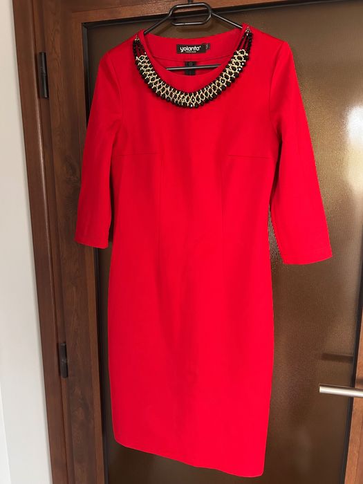 Червена дамска рокля