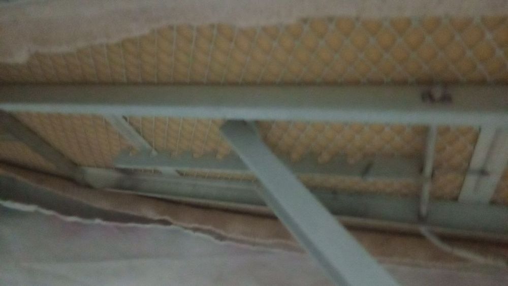 Гладильная доска с утюгом рабочая.