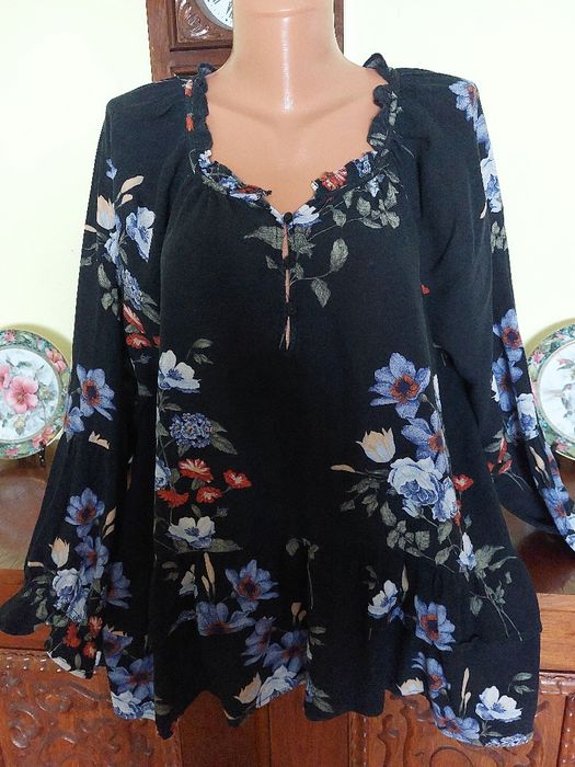 Bluza noua minunata, imprimeu floral, volane, maneci deosebite