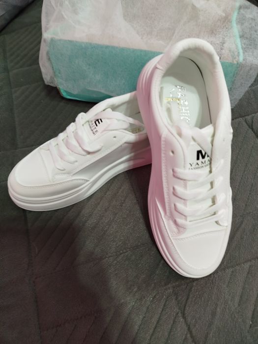 Кроссовки женские