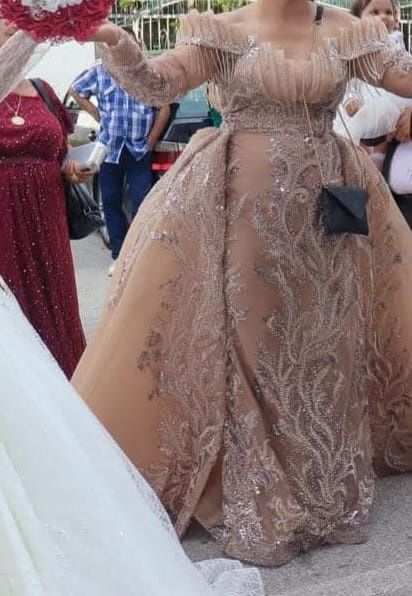 Продавам офицялна рокля