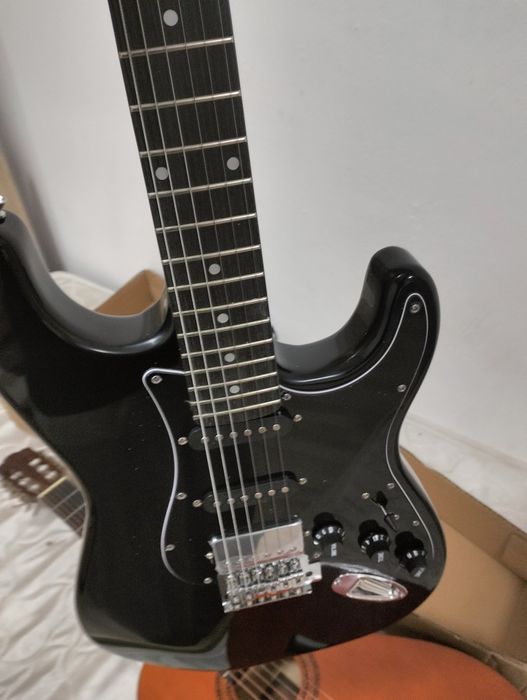 Продам электро гитару