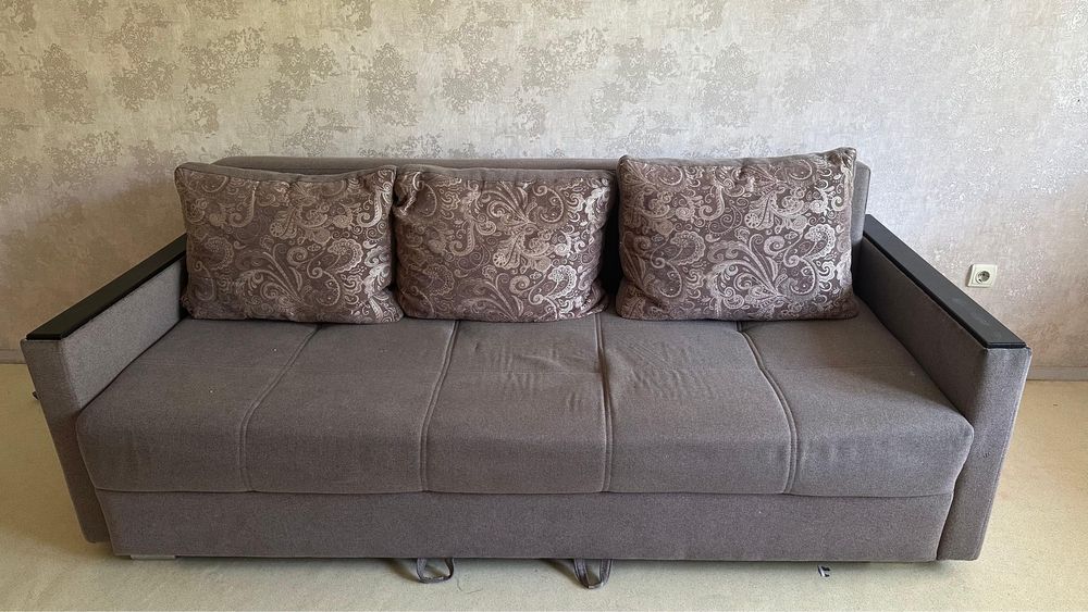 Продам б/у диван.