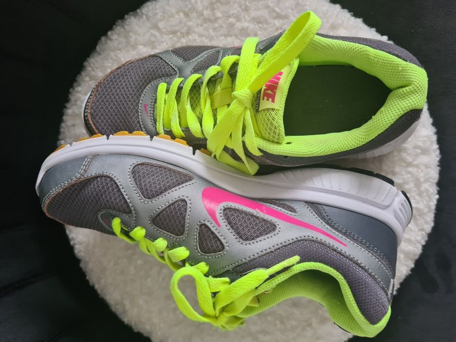 Дамски маратонки NIKE 38