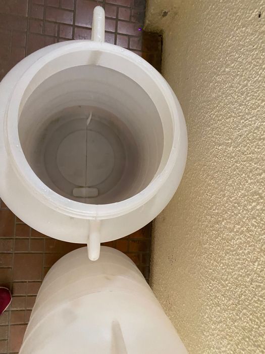 2 нови бидона по 60 литра