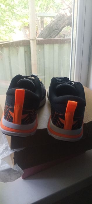 Продам кроссовки