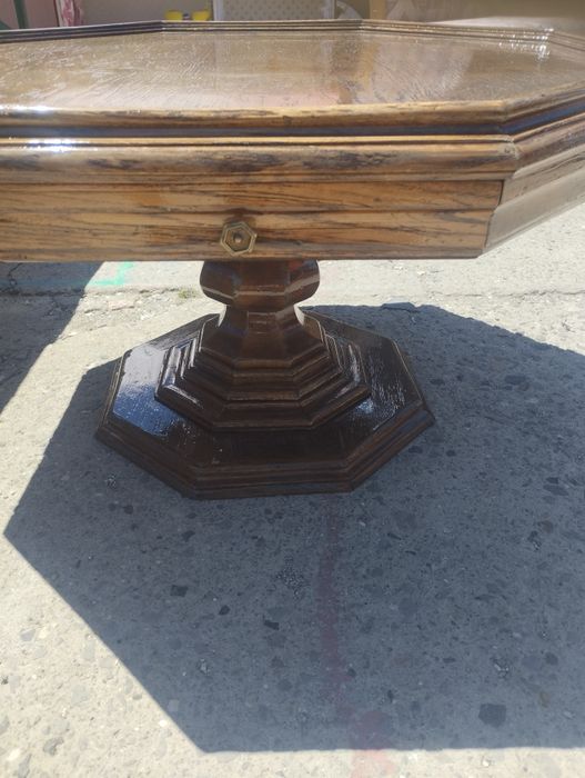 Masă din stejar octogonală