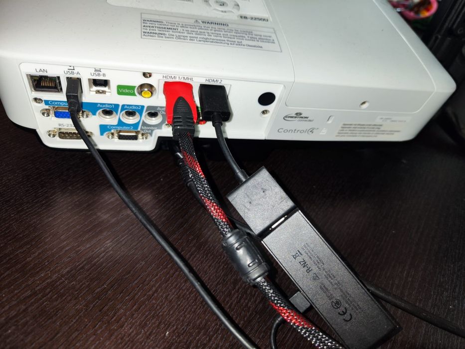 Videoproiector Epson EB-2250U – 5000 lumeni, WUXGA, stare impecabilă